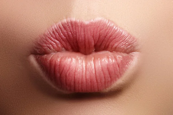 Primer plano beso maquillaje labial natural. Hermosos labios rellenos regordetes en la cara femenina. Piel limpia, maquillaje fresco. Spa labios tiernos —  Fotos de Stock