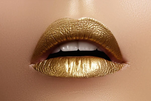 Hermoso primer plano con labios rellenos femeninos con maquillaje de color oro. Moda celebrar el maquillaje, brillo cosmético —  Fotos de Stock