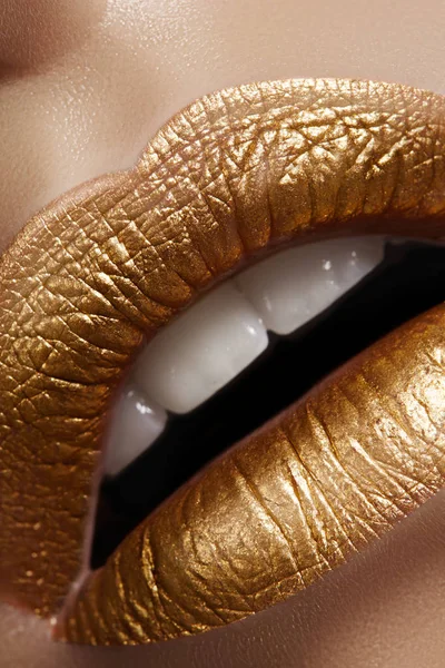Bellissimo primo piano con labbra paffute femminili con trucco color oro. La moda festeggia il trucco, glitter cosmetico — Foto Stock