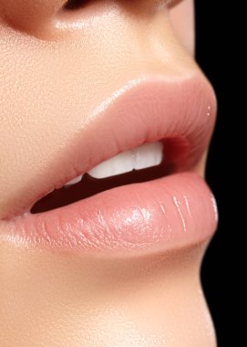 Closeup mükemmel doğal dudak makyaj. Güzel dolgun dolgun dudaklar kadın yüzü. Temiz cilt, taze bir makyaj. Spa ihale dudaklar