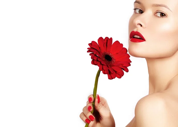 De cerca foto de belleza mujer sexy con labios rojos, lápiz labial y hermosa flor roja. Spa piel limpia —  Fotos de Stock