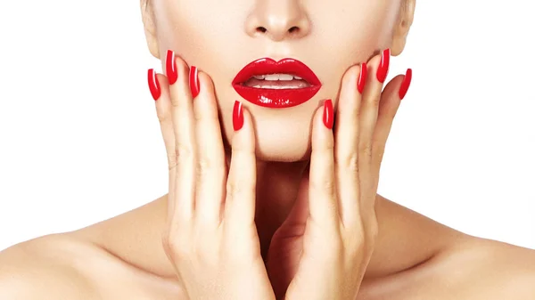 Labios rojos y uñas brillantes. Boca abierta sexy. Hermosa manicura y maquillaje. Celebrar maquillaje y piel limpia — Foto de Stock