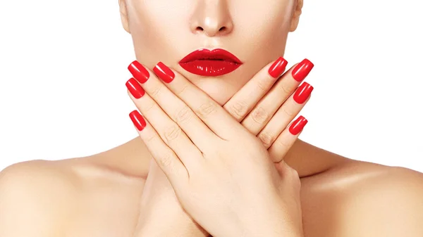 Labios rojos y uñas brillantes. Boca abierta sexy. Hermosa manicura y maquillaje. Celebrar maquillaje y piel limpia — Foto de Stock