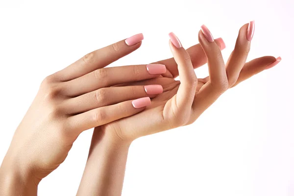 Mooie vrouw handen op lichte achtergrond. Zorg over hand. Inschrijving palm. Natuurlijke manicure, schone huid. Roze nagels — Stockfoto