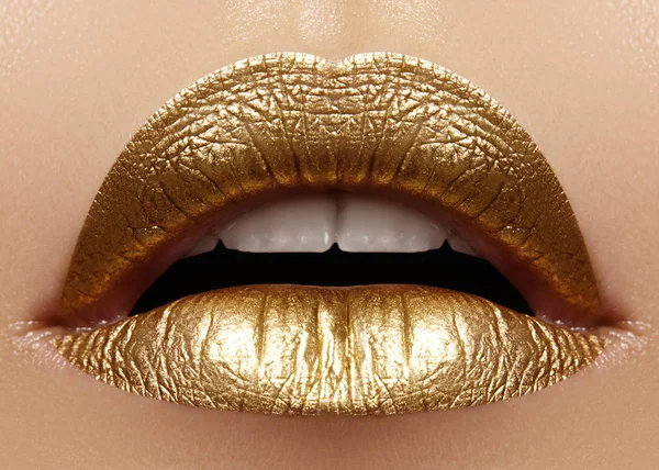 Beau gros plan avec lèvres rondes féminines avec maquillage de couleur or. Mode célébrer maquillage, paillettes cosmétiques — Photo