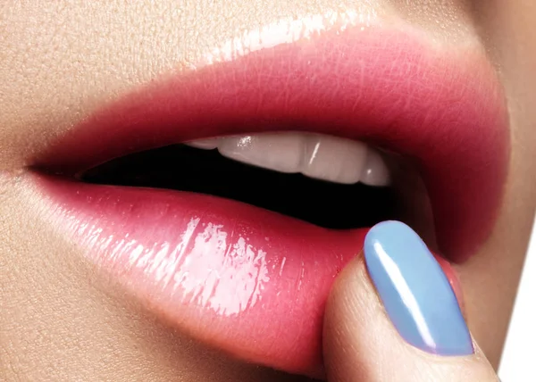 Indah bibir seksi dengan magenta lip gloss makeup. Lipgloss mengkilap, perawatan bibir, kelembaban, balsem . — Stok Foto