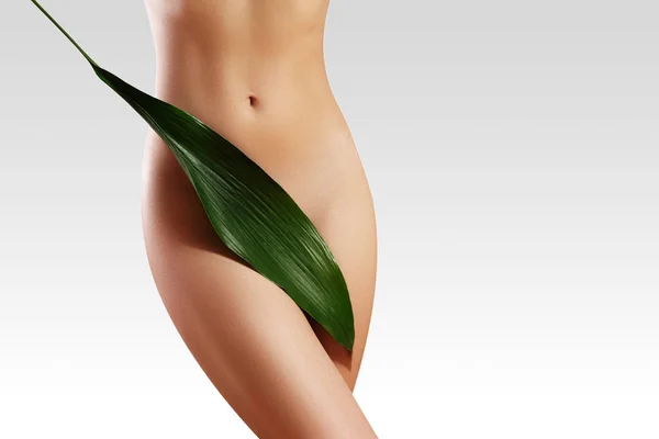Depilación para una mujer hermosa. Bikini brasileño depilación láser línea de un cuerpo sexy formas. Cuidado corporal y piel limpia —  Fotos de Stock