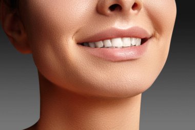 Genç güzel kadın, mükemmel sağlıklı beyaz dişleri geniş bir gülümseme. Diş beyazlatma, ortodont, Bakımı diş ve sağlık