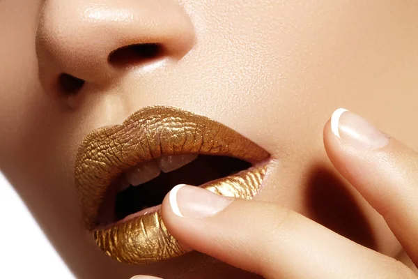 Beau gros plan avec lèvres rondes féminines avec maquillage de couleur or. Mode célébrer maquillage, paillettes cosmétiques — Photo