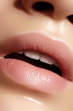 Closeup dolgun dudaklar. Dudak bakımı, büyütme, dolgu maddeleri. Makro fotoğraf yüz detay ile. Mükemmel dağılımı ile doğal şekli