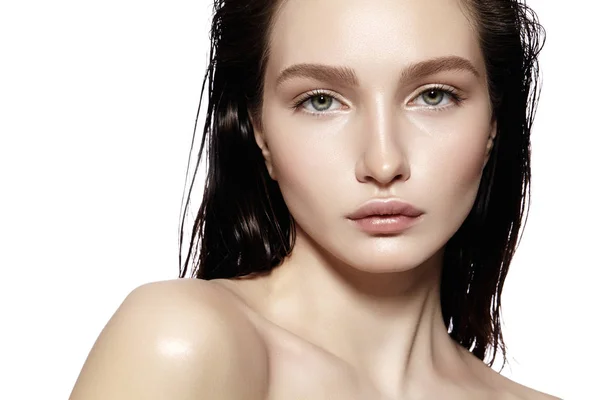 Belle Visage de jeune femme. Soins de la peau, Bien-être, Spa. Peau propre et douce, look frais. Maquillage quotidien naturel, cheveux mouillés — Photo