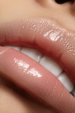 Closeup dolgun dudaklar. Dudak bakımı, büyütme, dolgu maddeleri. Makro fotoğraf yüz detay ile. Mükemmel dağılımı ile doğal şekli