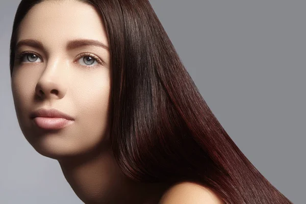 Mode lange haren. Mooie brunette meisje. Gezonde rechtstreeks glanzend haarstijl. Schoonheid vrouw model. Soepele kapsel — Stockfoto