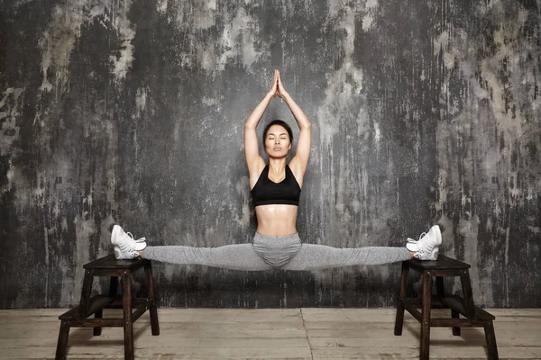 美丽年轻亚洲女人工作了，在运动服的普拉提锻炼。拆分与瑜伽体式伸展 — 图库照片