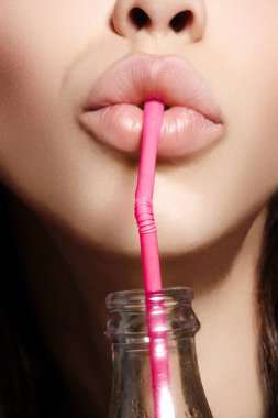 Kadının dudakları ile pembe saman içme Glamour closeup. Doğal makyaj. Moda yaz bak su şişe