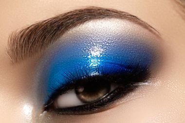 Tatlı kadın göz güzel moda parlak makyajlı. Güzel parlak mavi göz farı, ıslak glitter, siyah göz kalemi