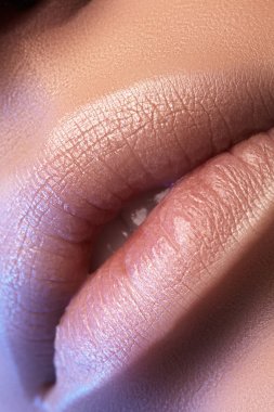 Closeup dolgun dudaklar. Dudak bakımı, büyütme, dolgu maddeleri. Makro fotoğraf yüz detay ile. Mükemmel dağılımı ile doğal şekli