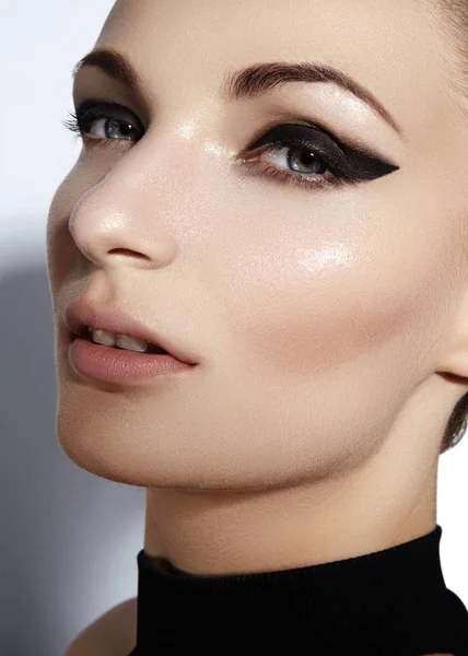 Glamouröse Nahaufnahme weibliches Porträt. Fashion Eyeliner Make-up auf Model-Augen. Kosmetik und Make-up. sexy wilde Katze Stil — Stockfoto