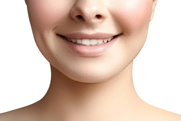 Large sourire de jeune belle femme, dents blanches saines parfaites. Blanchiment dentaire, ortodonte, soins dentaires et bien-être — Photo