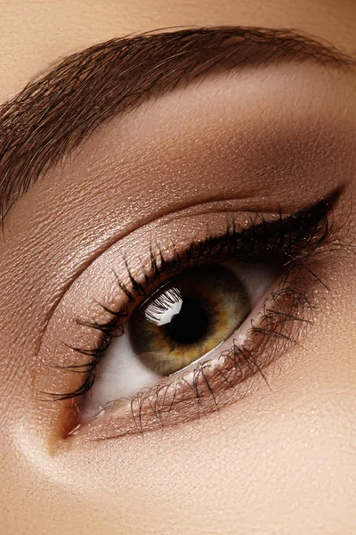 Macro close-up de belo olho feminino com sobrancelhas de forma perfeita. Pele limpa, maquiagem de naturel de moda. Boa visão — Fotografia de Stock
