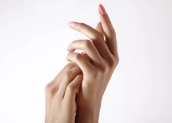 Vacker kvinnas händer på ljus bakgrund. Hand om hand. Anbud palm. Naturlig manikyr, ren hud. Rosa naglar — Stockfoto