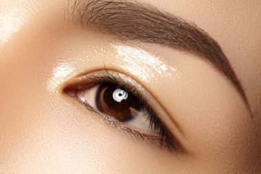Temiz cilt, günlük moda makyaj güzel kadın gözle. Asya modeli yüz. Kaş mükemmel şekli