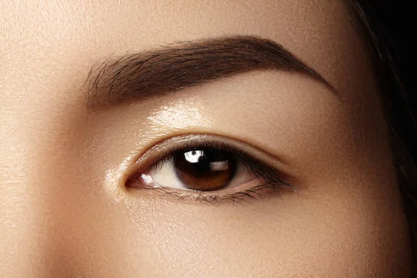 Beautiful female eye with clean skin, daily fashion makeup. Asian model face. Perfect shape of eyebrow — Stock Photo, Image