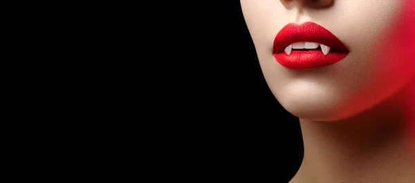 Sexy hembra de labios de vampiro. Fondo de Halloween con labio de maquillaje de sangre roja. Máscara mirada con terribles maricones —  Fotos de Stock