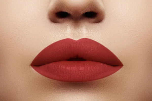 Kosmetik, Make-up. heller Lippenstift auf den Lippen. Nahaufnahme eines schönen weiblichen Mundes mit rotem Lippenschmink. Modell für saubere Haut — Stockfoto