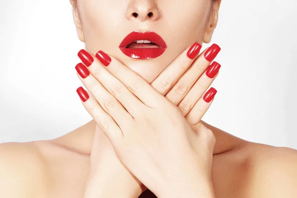 Rode lippen en heldere gemanicuurde nagels. Sexy open mond. Mooie manicure en make-up. Vieren make up en huid schoon — Stockfoto