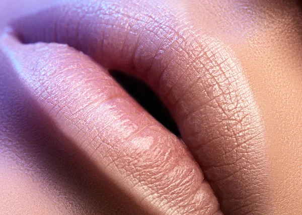 Closeup mollige lippen. Lip Care, vergroting, vulstoffen. Macro foto met oppervlakdetail. Natuurlijke vorm met perfect contour — Stockfoto