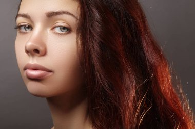 Güzel genç kadın lüks saç stil ve moda parlak makyaj ile. Güzellik closeup seksi model uzun cilt saç ile