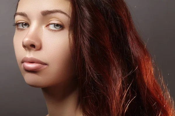 Güzel genç kadın lüks saç stil ve moda parlak makyaj ile. Güzellik closeup seksi model uzun cilt saç ile