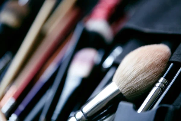 Uppsättning av make-up borstar. Verktyg för professionella visage, maskara, ögonskuggor, foundation, läppstift, Rouge och facial cream — Stockfoto