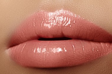 Nemlendirici Dudak kremi, ruj. Güzel seksi ıslak dudaklar close-up. Tam dudak parlatıcısı makyaj ile. Dolgu enjeksiyonları