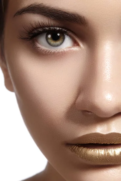 Retrato de close-up com de cara de mulher bonita. Maquiagem lábio moda de ouro. Maquilhagem e cosmética. Estilo de beleza — Fotografia de Stock