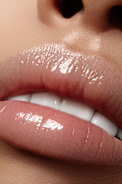 Bálsamo labial hidratante, lápiz labial. Primer plano de un hermoso labios húmedos sexy. Labios llenos con maquillaje brillante. Inyecciones de relleno — Foto de Stock