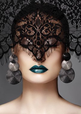 Lüks kadın kutlamak moda makyaj, gümüş küpe, siyah dantel örtü ile. Halloween veya Halloween Noel tarzı. Dudak makyaj