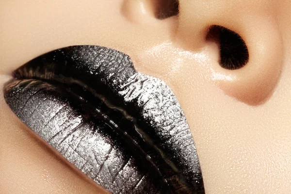 Macro menutup-up mulut perempuan. Bibir Gloss hitam seksi dengan riasan kemilau perak. Tata Rias Halloween. Lipstik Gelap — Stok Foto