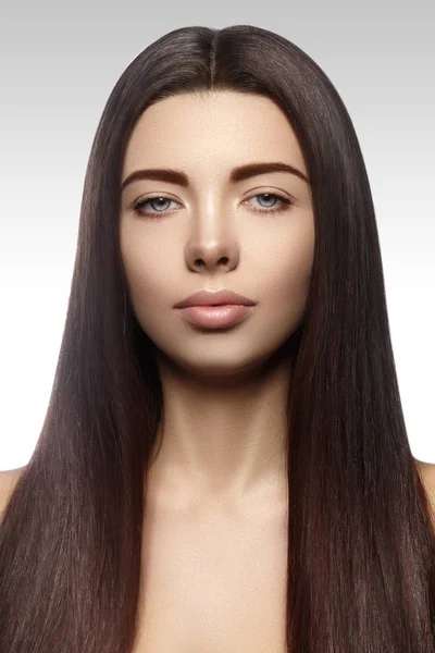 Vackra yong kvinna med långt rakt brunt hår. Sexig modell med slät gloss frisyr — Stockfoto