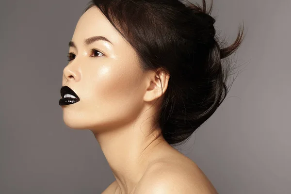 Modelo asiático perfecto con maquillaje de moda y peinado. Belleza estilo halloween con maquillaje de labios negros. Cara de pasarela —  Fotos de Stock