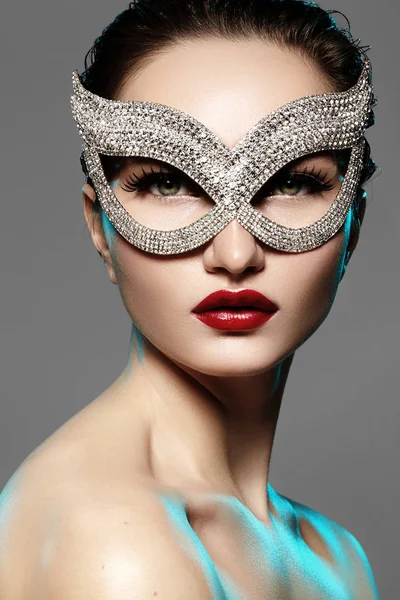 Vacker modell med mode läppar Makeup bär ljusa lysande mask. Masquerade stil kvinna. Semester firande titt — Stockfoto