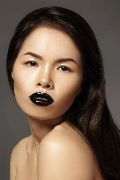 High Fashion Beauty Asian Model with bright Lip Gloss Make-up. Black Lips with gloss lipstick makeup. Long dark hair — Stock Photo, Image