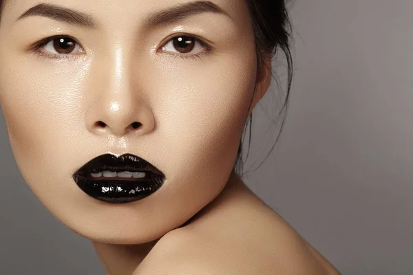 Close-up πορτρέτο ασιατικό μοντέλο μόδας χείλη make-up, καθαρό δέρμα. Ομορφιά Απόκριες στυλ με μαύρο κραγιόν μακιγιάζ — Φωτογραφία Αρχείου