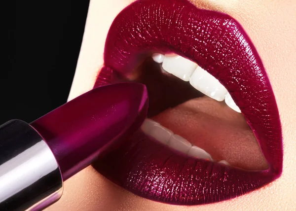 Maquillaje de labios de tendencia con lápiz labial de color oscuro brillante. Mujer aplicando maquillaje de labios de moda. Elección de lápiz labial — Foto de Stock