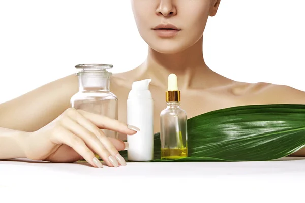 Schöne Frau mit Bio-Kosmetik, Öle für die Schönheitsbehandlung. Spa und Wellness. Modell mit sauberer Haut. Gesundheit — Stockfoto