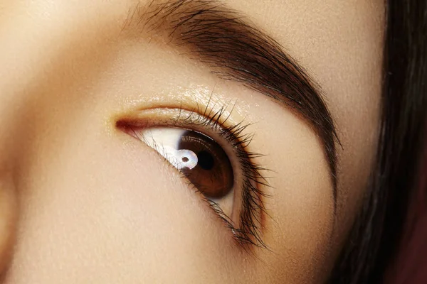 Close-up asiático olho com maquiagem limpa. Sobrancelhas de forma perfeita. Cosméticos e maquilhagem. Cuidado com os olhos — Fotografia de Stock