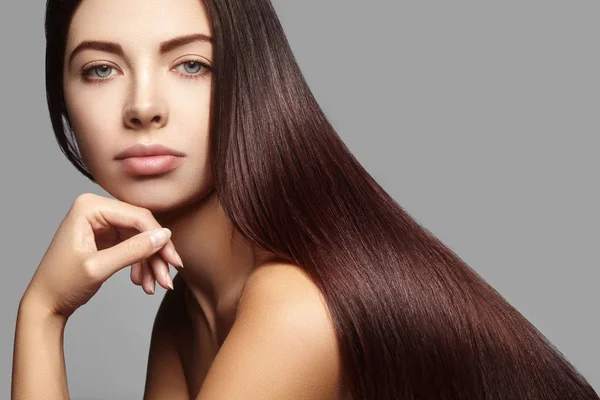 Vackra yong kvinna med långt rakt brunt hår. Sexig modell med slät blank frisyr. Keratin behandling — Stockfoto