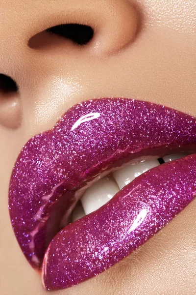 Glamour Magenta Gloss Lip Make-up. Moda maquiagem beleza tiro. Close-up Feminino Sexy Full Lips com Celebrar o Lustro Rosa — Fotografia de Stock