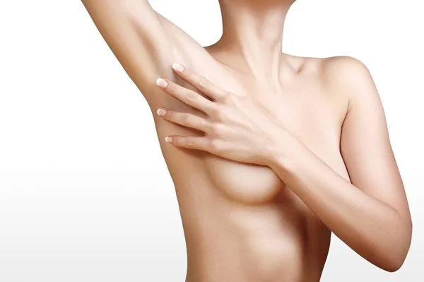 Ung kvinna röra vid hennes mjuka armhåla. Perfekta former av kvinnokroppen. Hälso-och sjukvård bröst. Ren rakning, epilering — Stockfoto